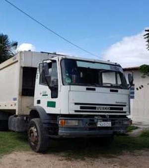 Caminhão desgovernado invade muro de residência no Sertão 