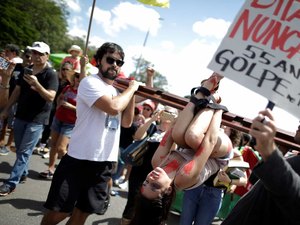 Manifestantes protestam contra ditadura militar no Brasil