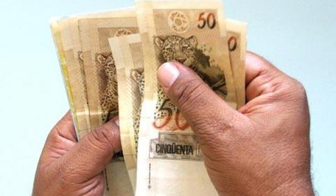 Mais de 20% dos trabalhadores vão usar 13° para compras de Natal