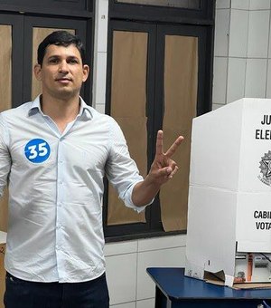Candidato a governador, Bombeiro Luciano Fontes vota e fala em mudança