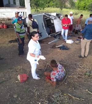 Duas pessoas ficam feridas em capotamento de carro em Ibateguara