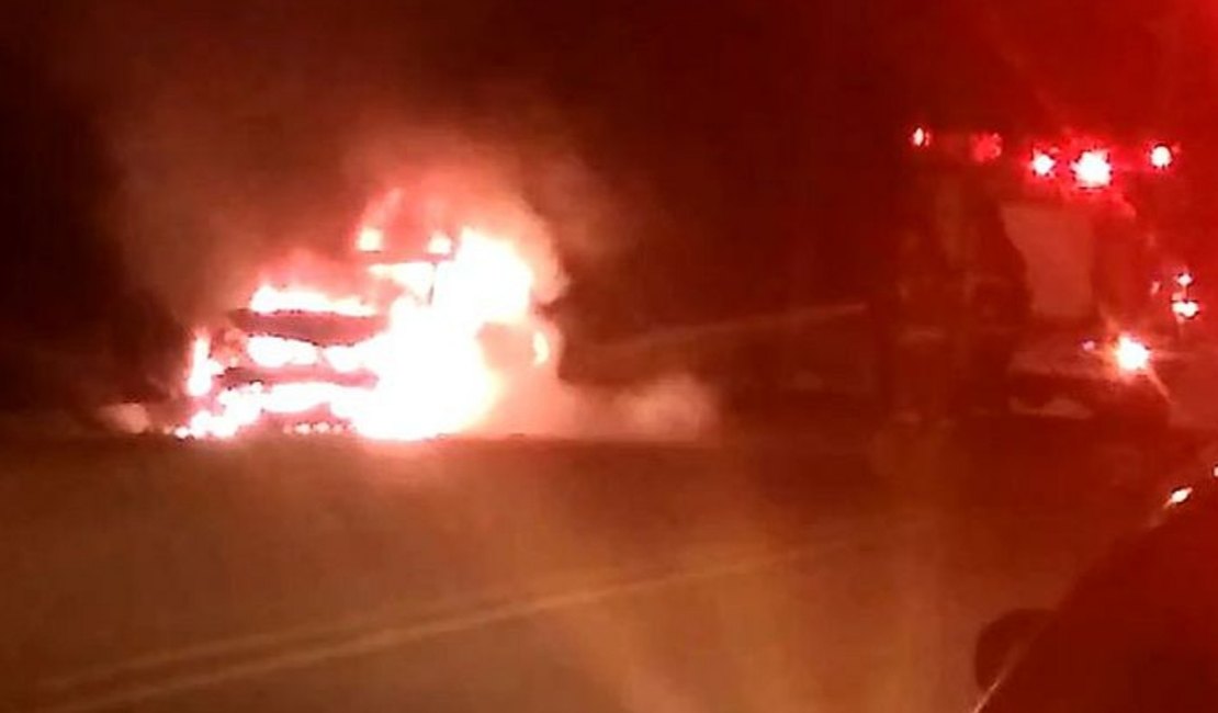 Carro pega fogo na AL-101 Norte, em Jacarecica