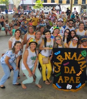 Bloco de carnaval da APAE anima ruas de Arapiraca