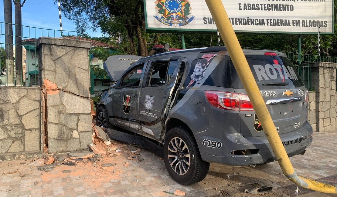 Após perseguição a grupo de motoqueiros, viatura da PM bate em muro da Secretaria de Agricultura em Maceió