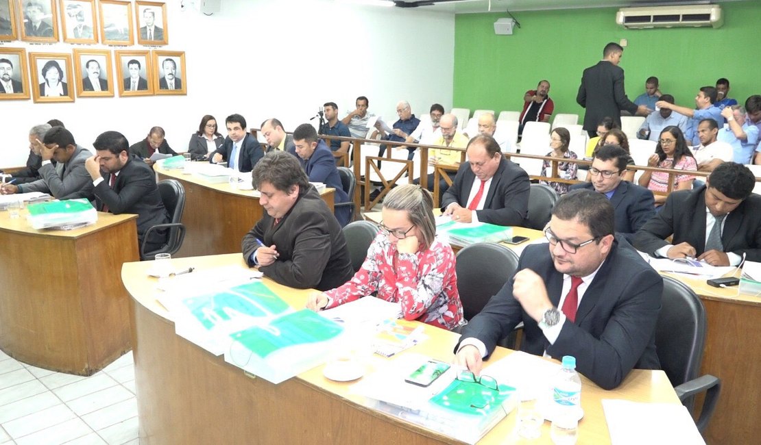 [Vídeo] Primeira sessão do ano da Câmara de Vereadores de Arapiraca acontece em clima morno