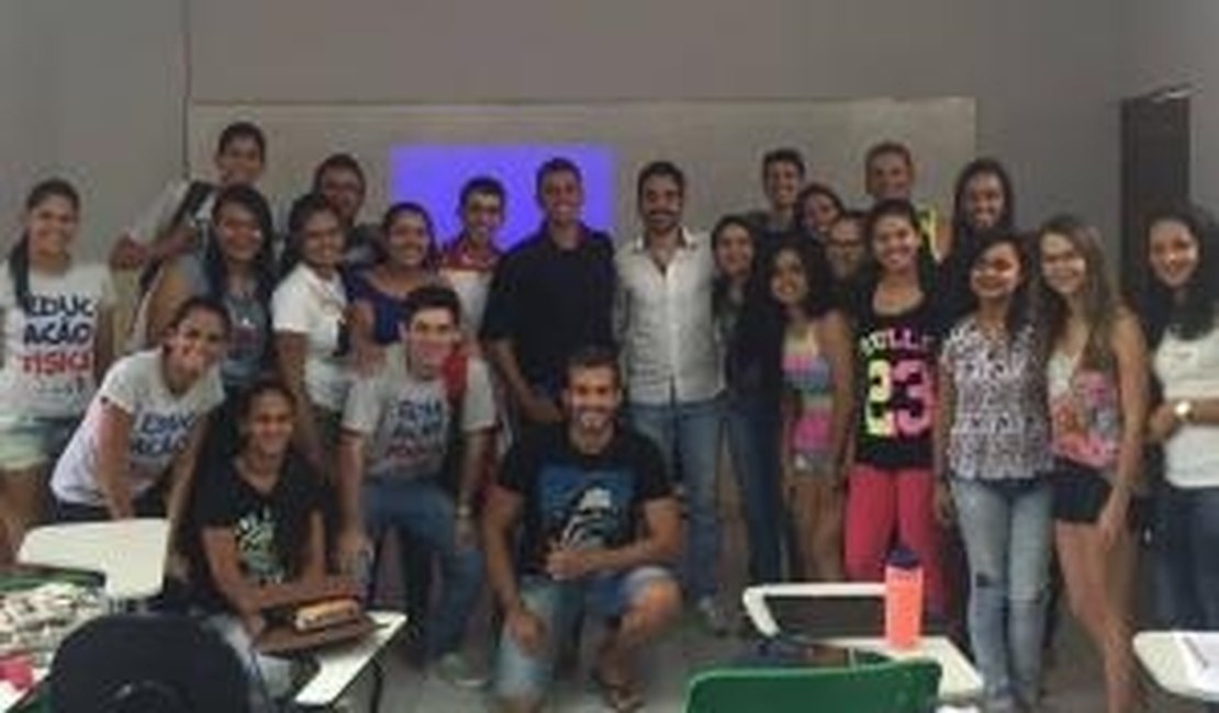 Rodrigo Albuquerque faz palestra para futuros educadores físicos na Ufal