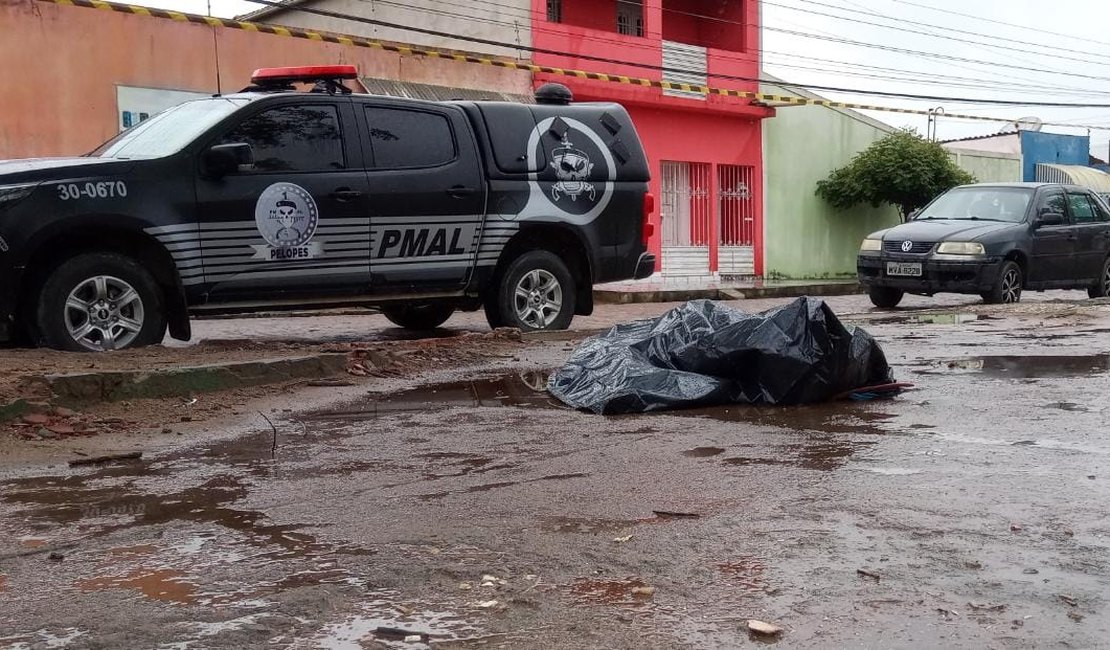 Homem é assassinado em praça no bairro Jardim Esperança, em Arapiraca