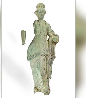 Estátua romana antiga é descoberta em embalagem de margarina na Inglaterra