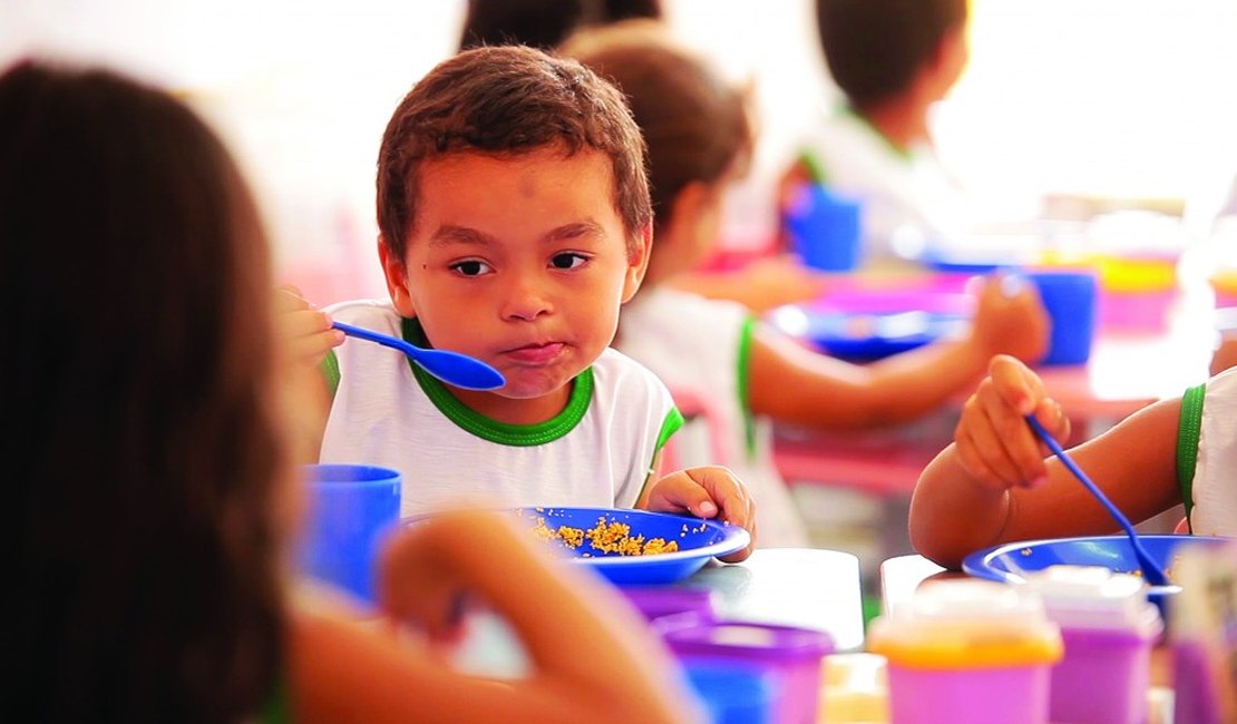 Prefeitura inicia distribuição de 50 mil kits de merenda nesta quinta