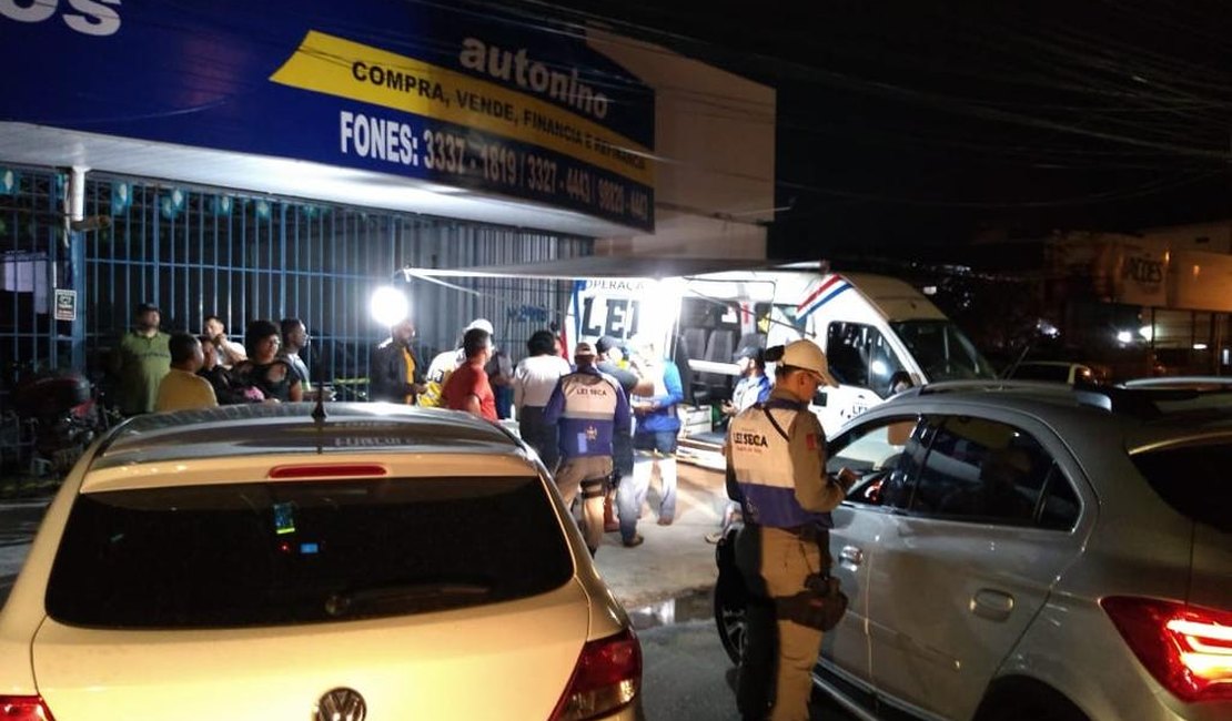 Lei Seca autua mais de 20 motoristas na Av. Júlio Marques Luz, na Jatiúca 