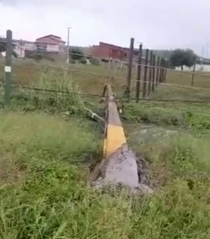 Fortes chuvas derrubam três postes em área residencial da Barra de São Miguel