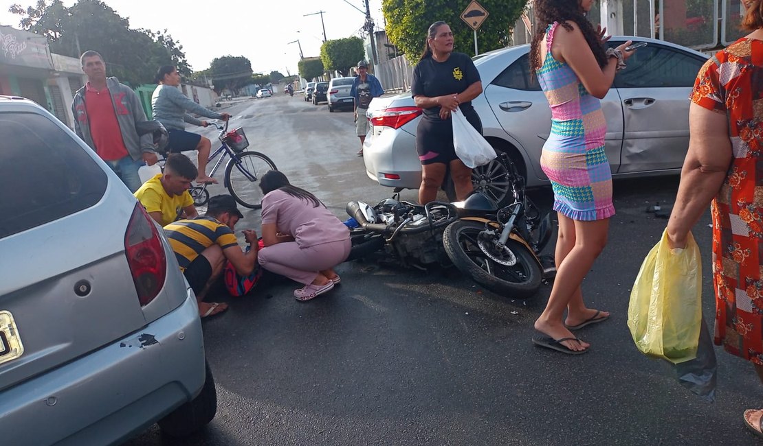 Acidente envolvendo carro e motocicleta deixa motociclista ferido no bairro Cavaco, em Arapiraca