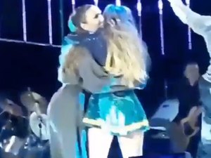 Ivete invade o palco de Cláudia Leitte e as duas dão mega abraço