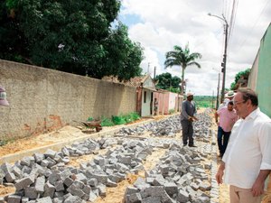Prefeito de Arapiraca acompanha construção de unidade de ensino e pavimentação de ruas na Vila Capim