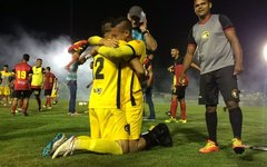 Após a classificação do Globo FC, Dasaev e Rafael se abraçam 