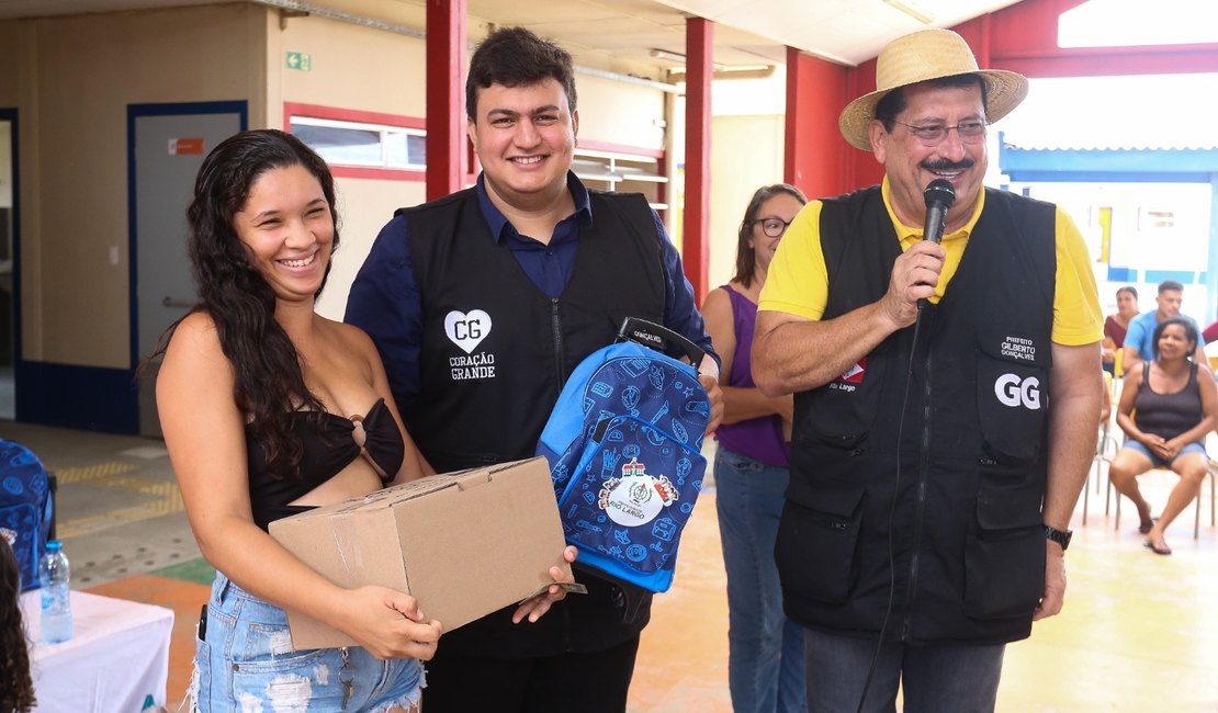 Prefeito Gilberto Gonçalves realiza a entrega de kits pedagógicos para mais de 17 mil alunos da rede de ensino de Rio Largo