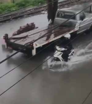 [Vídeo] Ruas que margeiam a linha do trem no bairro Primavera, em Arapiraca, ficam alagadas