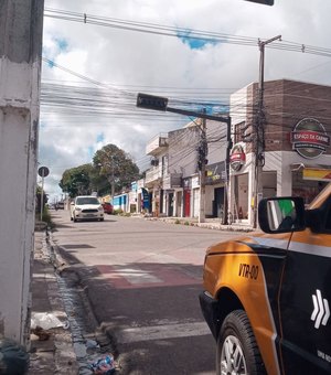 Semáforo próximo à igreja, no bairro Cacimbas apresenta pane elétrica