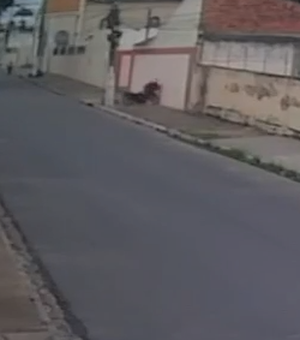[Vídeo] Motociclista colide fortemente em muro de casa ao lado da Igreja de São José