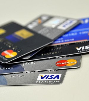 Devedor no rotativo do cartão pagará taxa igual a de cliente regular
