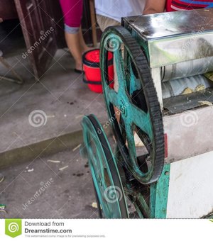 Mulher fica com mão presa em máquina de moer cana-de-açúcar
