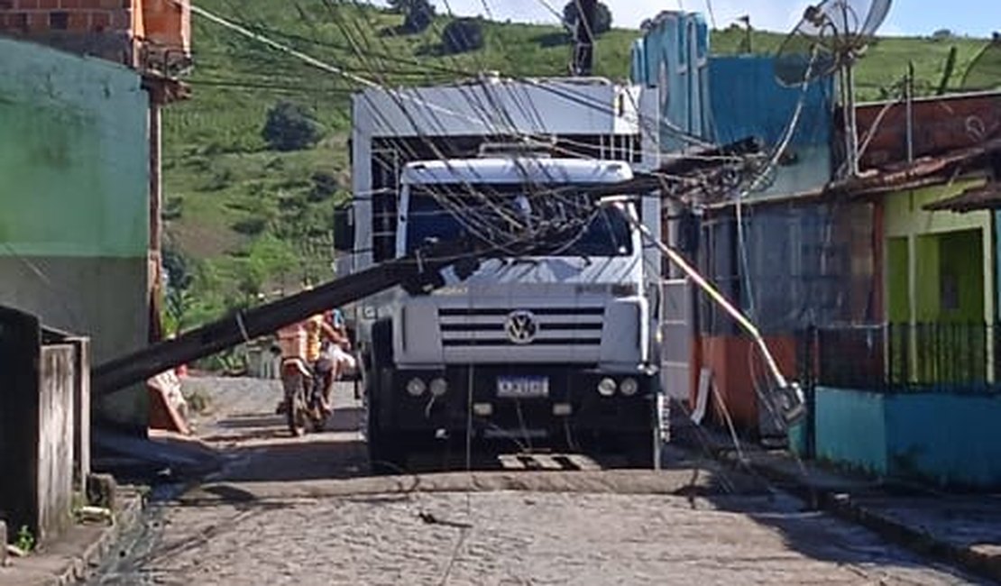 Poste inclina e deixa ruas de Porto Calvo sem energia