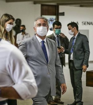 Renan e Flávio Bolsonaro voltam a trocar ataques públicos sobre investigações da CPI da Covid
