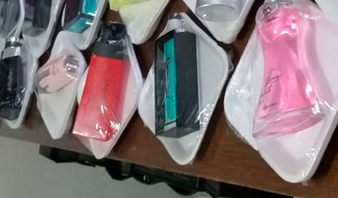 Polícia apreende caixas de perfumes falsificados após denúncia
