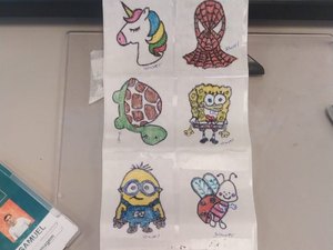 Enfermeiro faz desenhos para acalmar crianças em hospital de MS
