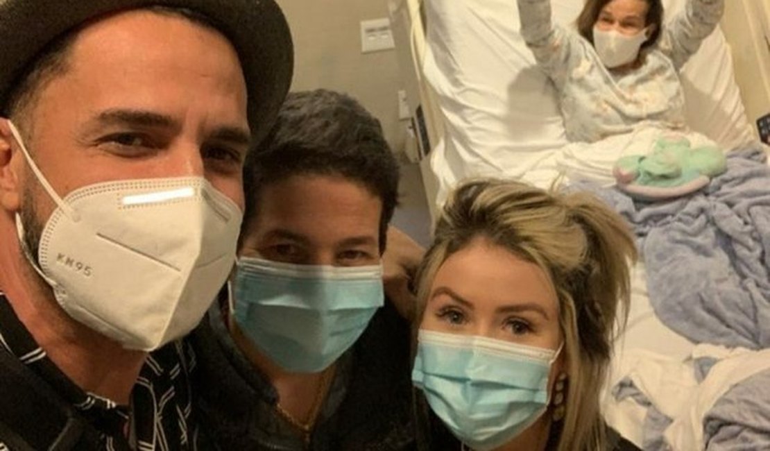 Latino visita comediante Claudia Rodrigues em hospital de São Paulo