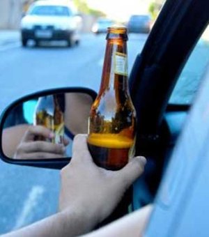 Motorista com sinais de embriaguez é preso após colidir com viatura da PM