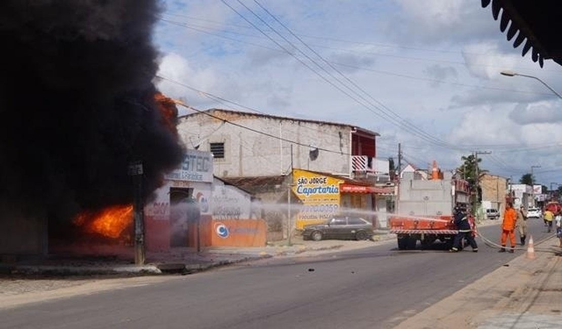Incêndio destroi loja de tinta automotiva em Penedo