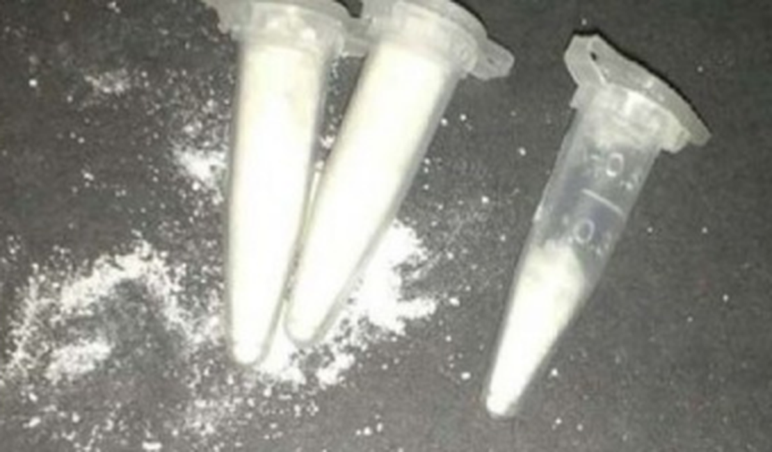 Dupla foge da polícia e descarta sacola com 115 pinos de cocaína, crack e maconha