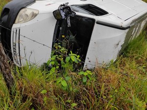 Acidente de trânsito deixa motorista ferido em Porto de Pedras