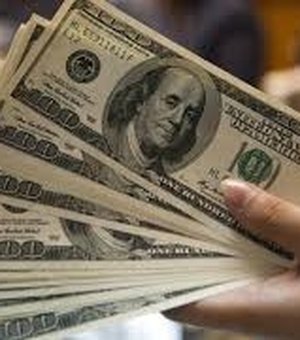 Cenário externo leva dólar à maior alta em três semanas
