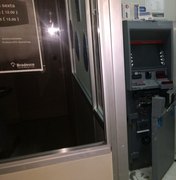 Criminosos armados invadem agência bancária e tentam explodir caixas eletrônicos