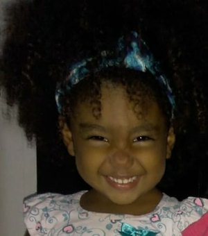 Menina de 2 anos morre com tiro na cabeça ao brincar na porta de casa