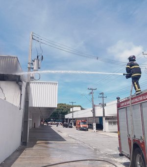 Incêndio atinge estabelecimento comercial na Fernandes Lima, em Maceió