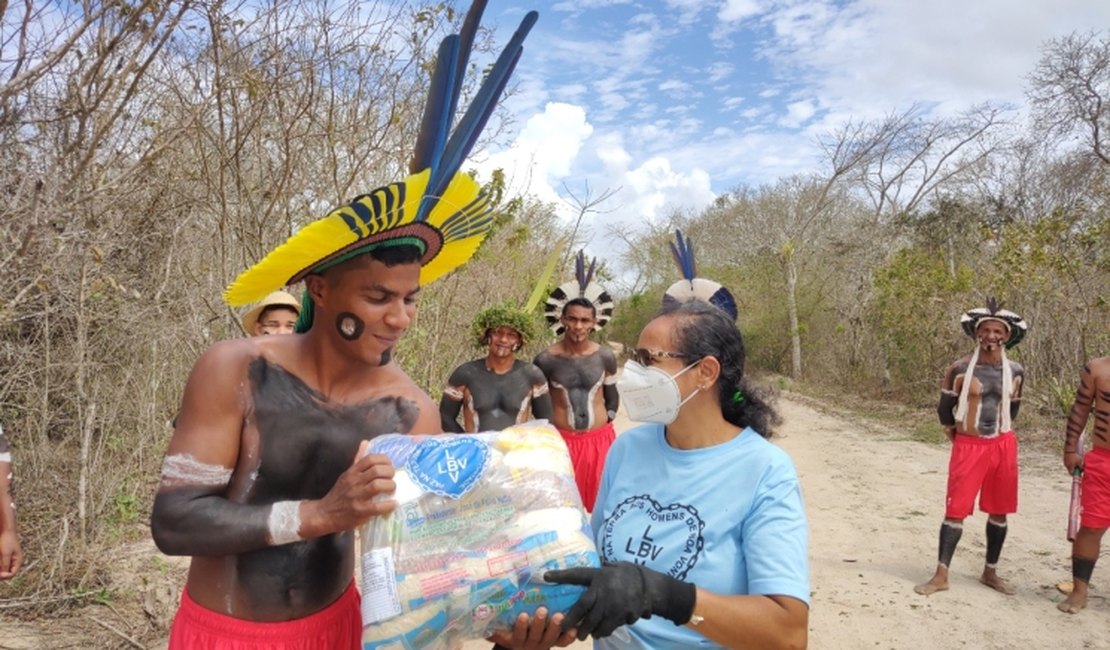 LBV entrega cestas de alimentos para famílias em situação de risco alimentar em Alagoas através de doações