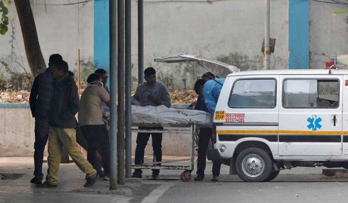 Incêndio em fábrica em Nova Délhi, na Índia, mata ao menos 43