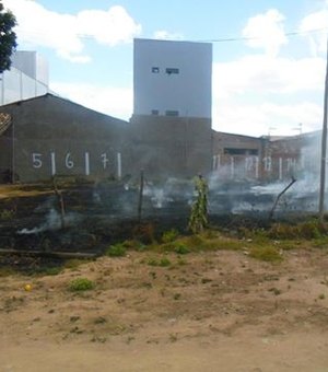 Incêndio assusta moradores no Centro de Arapiraca