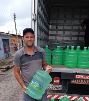 Empresa doa depósito de água mineral à família vítima das enchentes em Marechal