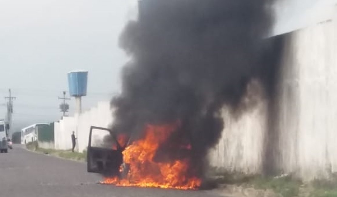 Veículo pega fogo ao lado de Ifal de Penedo