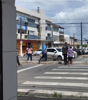 Familiares de taxista desaparecido bloqueiam avenida para chamar atenção da polícia 