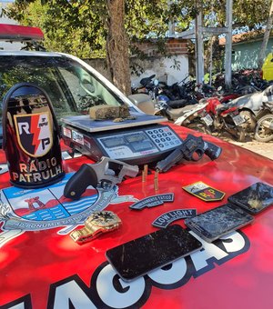 Dois jovens são presos com arma, drogas e veículo e objetos roubados em Taquarana