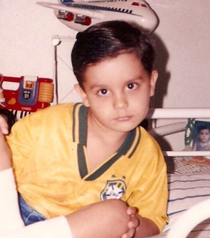 Luan Santana publica foto de quando era criança com o uniforme da Seleção
