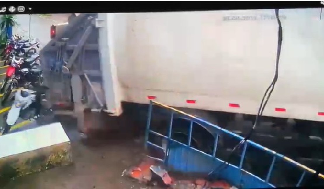 [Vídeo] Em Palmeira, caminhão de lixo perde o controle em ladeira, destrói moto e danifica entrada de academia