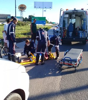 Ciclista é atingido por carro na rotatória da AL 110, em Arapiraca 