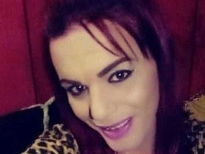 Travesti é morta a tiros dentro de bar
