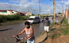 Moradores do bairro Olho D'Água dos Cazuzinhos denunciam alagamento em rua, em Arapiraca